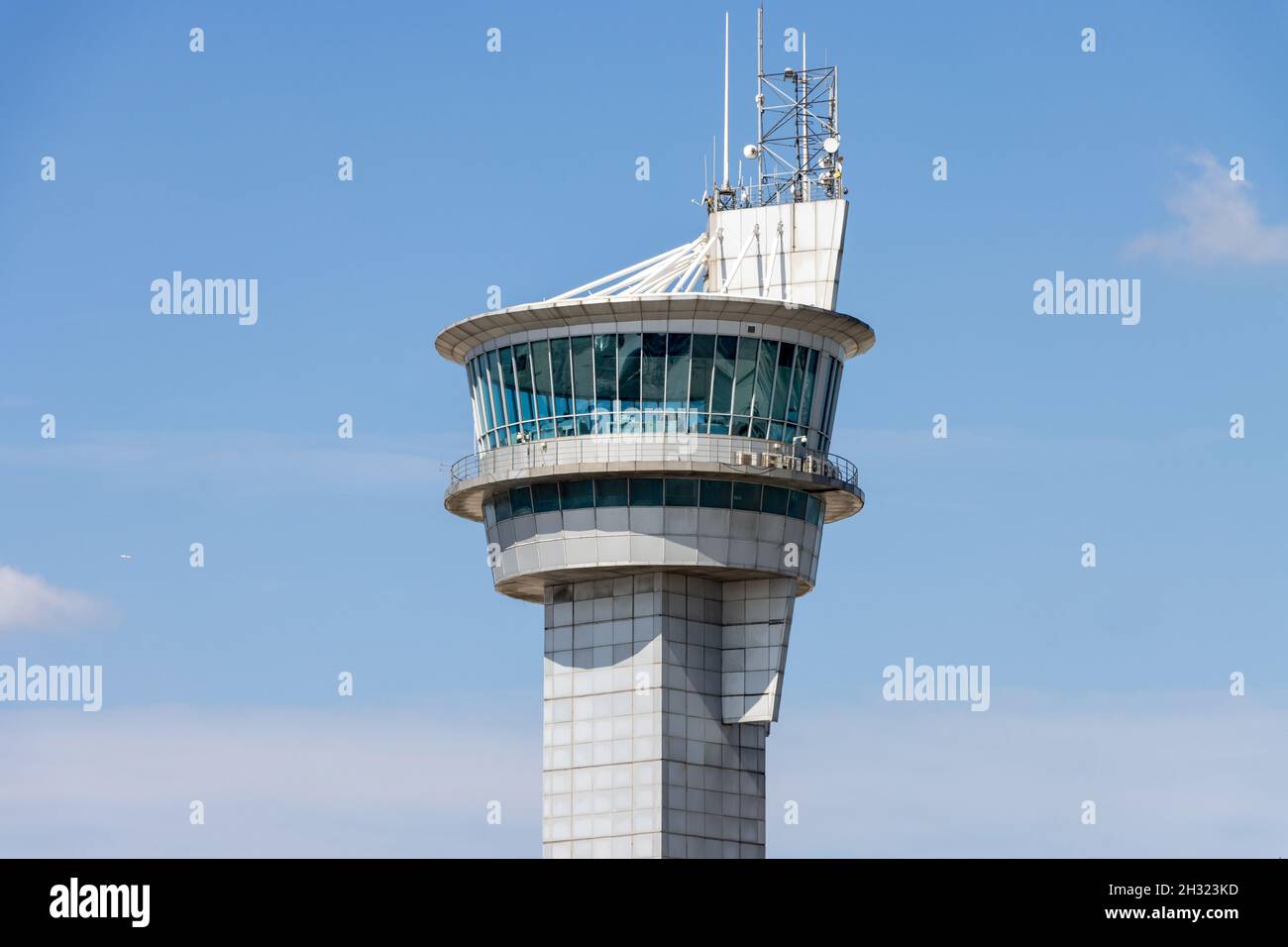 Torre di controllo del traffico aereo aeroportuale. Centro di gestione dei voli. Isolato cielo blu sfondo Foto Stock