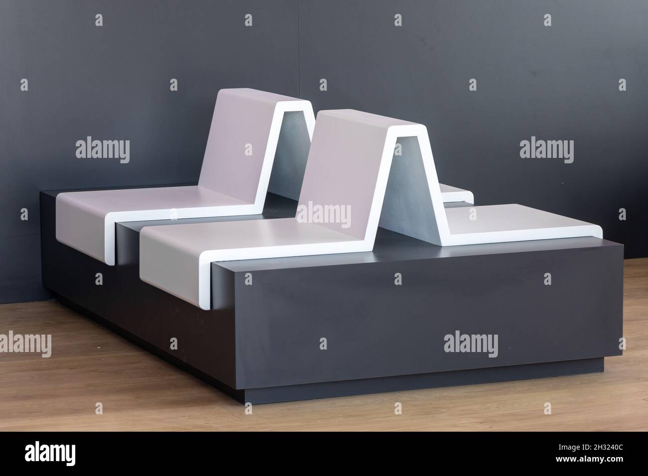 Moderna poltrona pubblica bianca in legno nella sala d'attesa Foto Stock