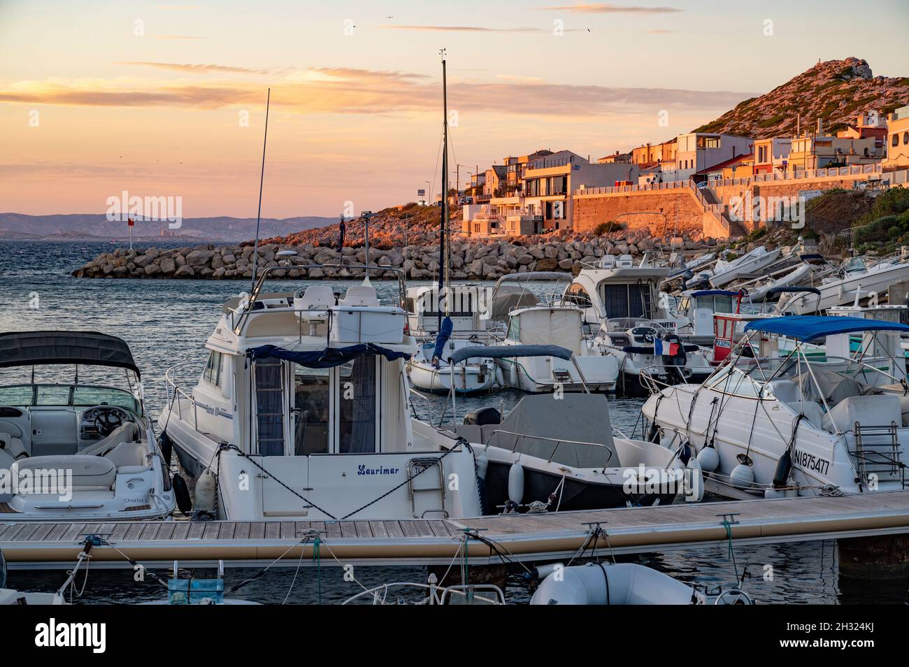 Il piccolo porto protetto Calanques di Les Goudes a est di Marsiglia, Francia meridionale Foto Stock