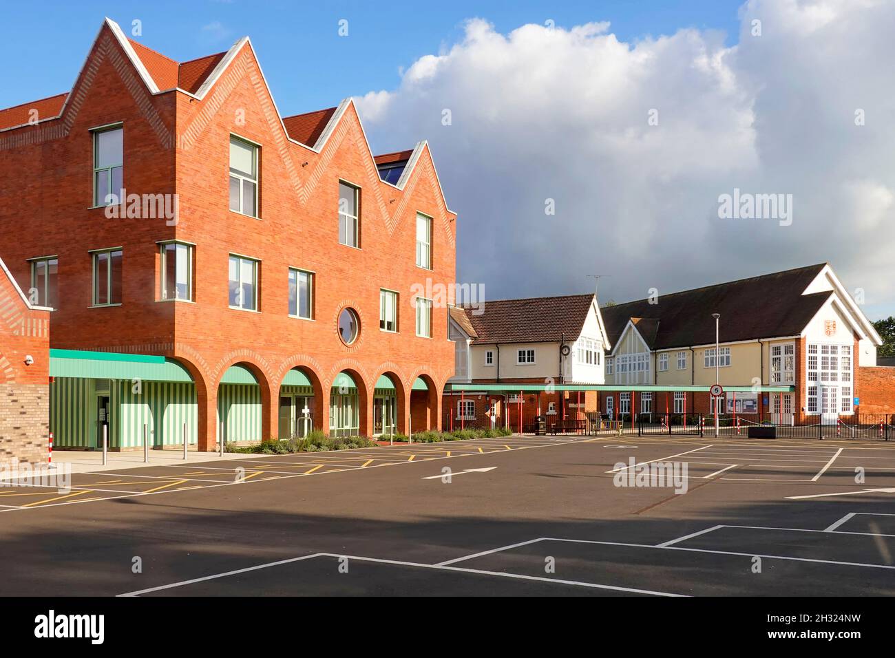 Nuovo edificio in mattoni rossi della scuola di preparazione del 2020 parte del progetto di aggiornamento include miglioramenti generali adiacenti alla famosa scuola indipendente Brentwood Essex UK Foto Stock