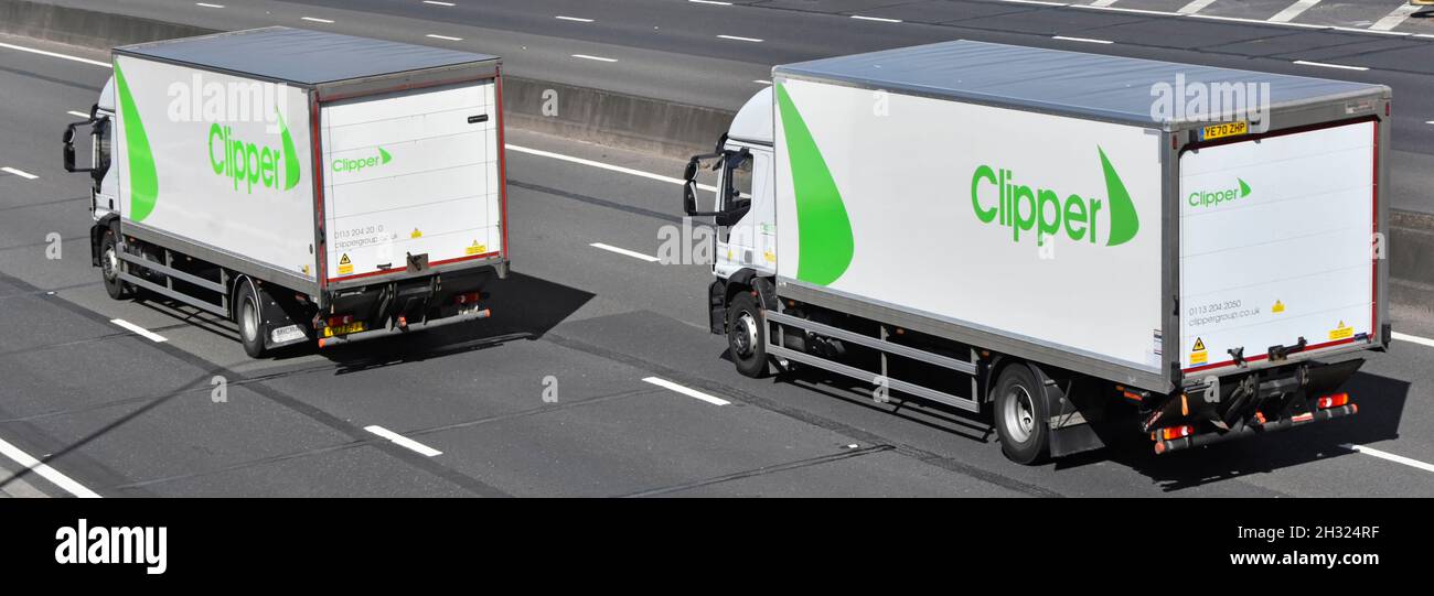 Real LIFE due di un tipo doppio camion a carrozzeria rigida con un logo di marca Clipper business graphic guidando insieme sull'autostrada del Regno Unito Foto Stock