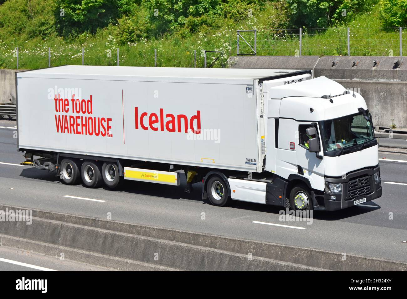 Vista laterale e frontale Islanda pubblicità alimentari magazzino Frozen Foods & Groceries commercio al dettaglio supply chain consegna camion e rimorchio autostrada UK Foto Stock