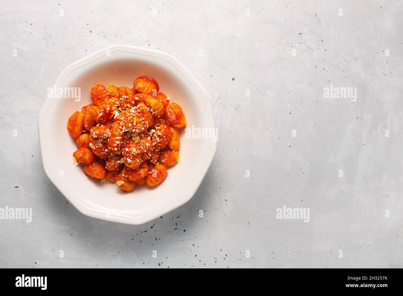 Gnocchi tradizionali con salsa di pomodoro e formaggio in un piatto bianco con spazio di copia. Gli gnocchi sono gnocchi, solitamente ovali. Gnocchi di patate sono popolari in Foto Stock