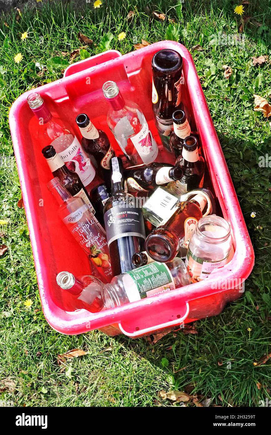 Bottiglie e vasetti in vetro per rifiuti domestici ordinati in un contenitore rosso per riciclaggio posto all'aperto per la raccolta regolare da Brentwood Borough Council Inghilterra UK Foto Stock Bottiglie e vasetti in vetro per rifiuti domestici ordinati in un contenitore rosso per riciclaggio posto all'aperto per la raccolta regolare da Brentwood Borough Council Inghilterra UK Foto Stock