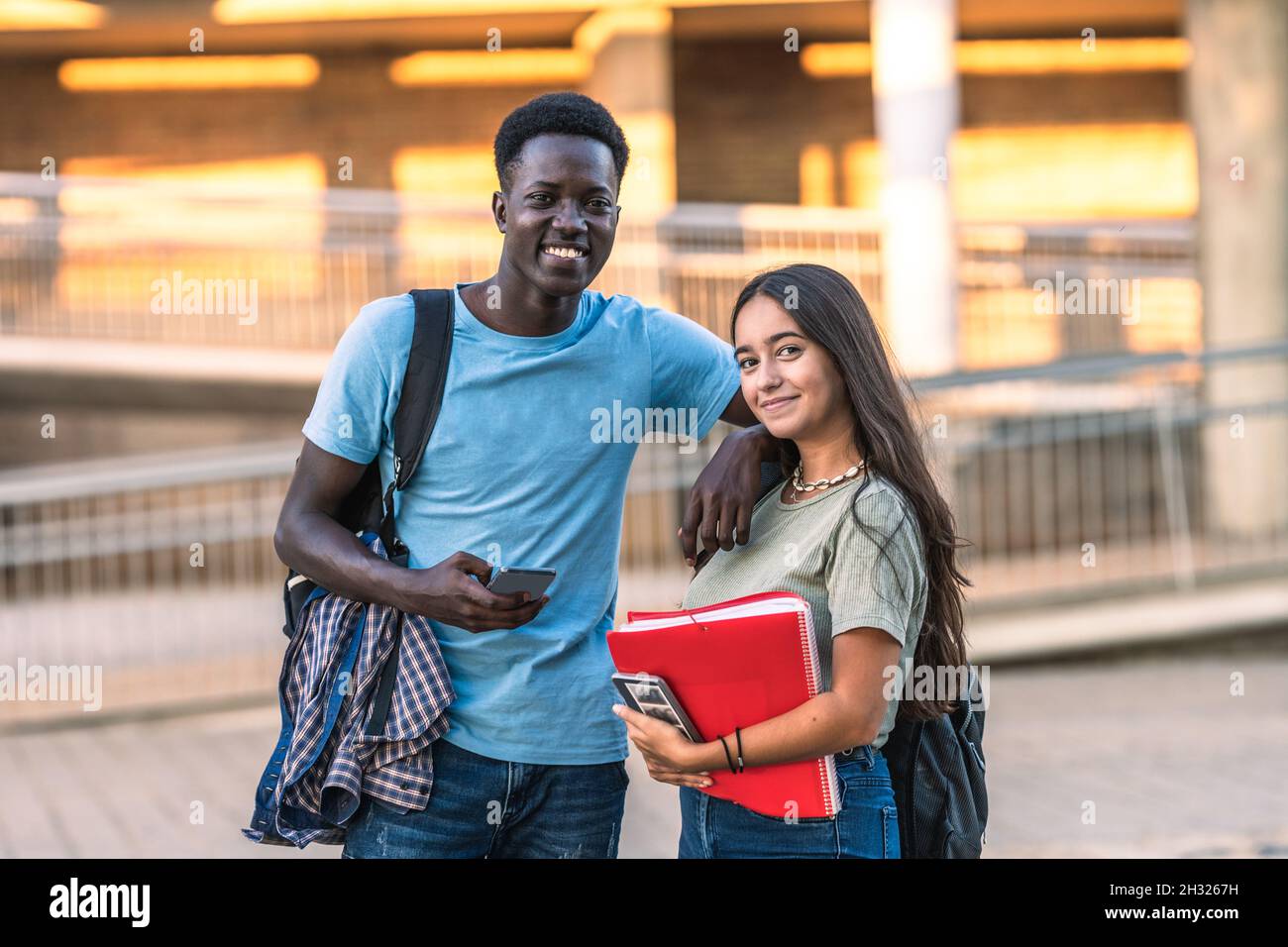 Ritratto di due studenti multietnici in piedi all'aperto Foto Stock