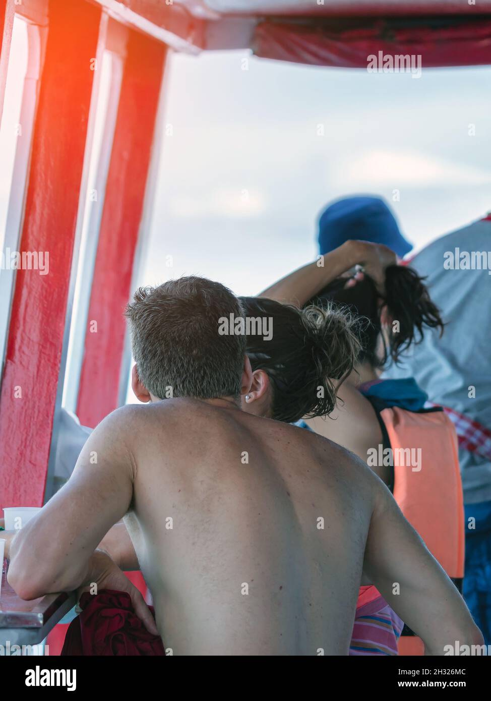 Vista posteriore dei passeggeri amanti che si rilassano sul balcone godendo la vista dalla barca dell'isola di Samui nel mare. Felice coppia di turisti casual fuori su tropicale Foto Stock