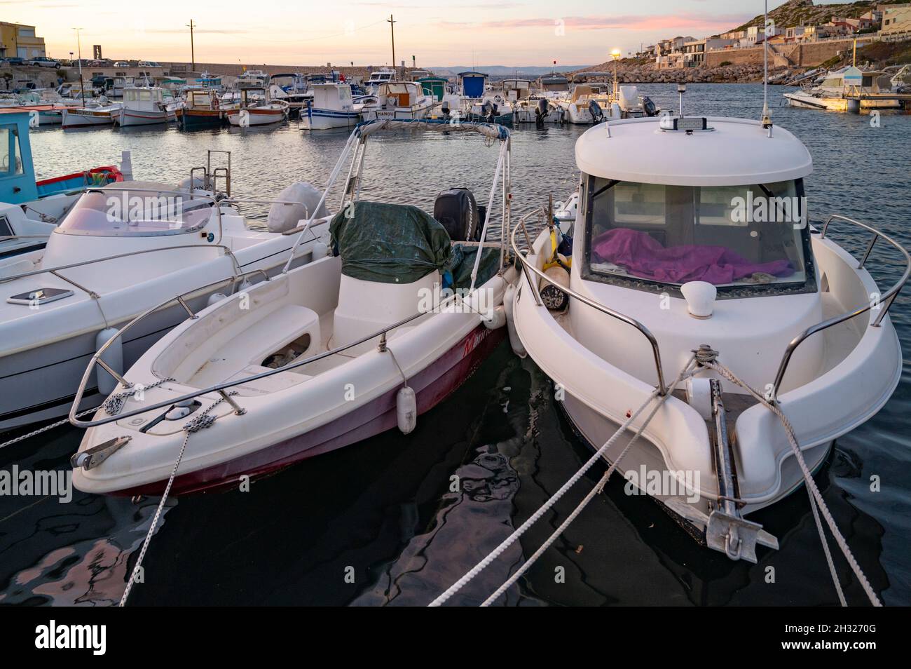 Il piccolo porto protetto Calanques di Les Goudes a est di Marsiglia, Francia meridionale Foto Stock