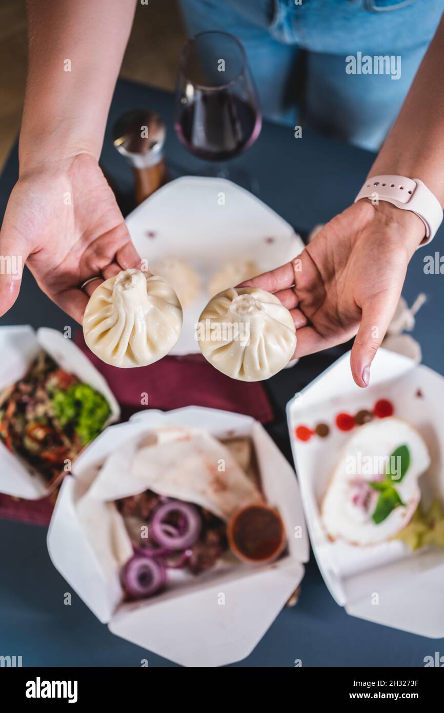 consegna di cibo o scatole di cartone da asporto con insalata, carne, gnocchi o dessert Foto Stock