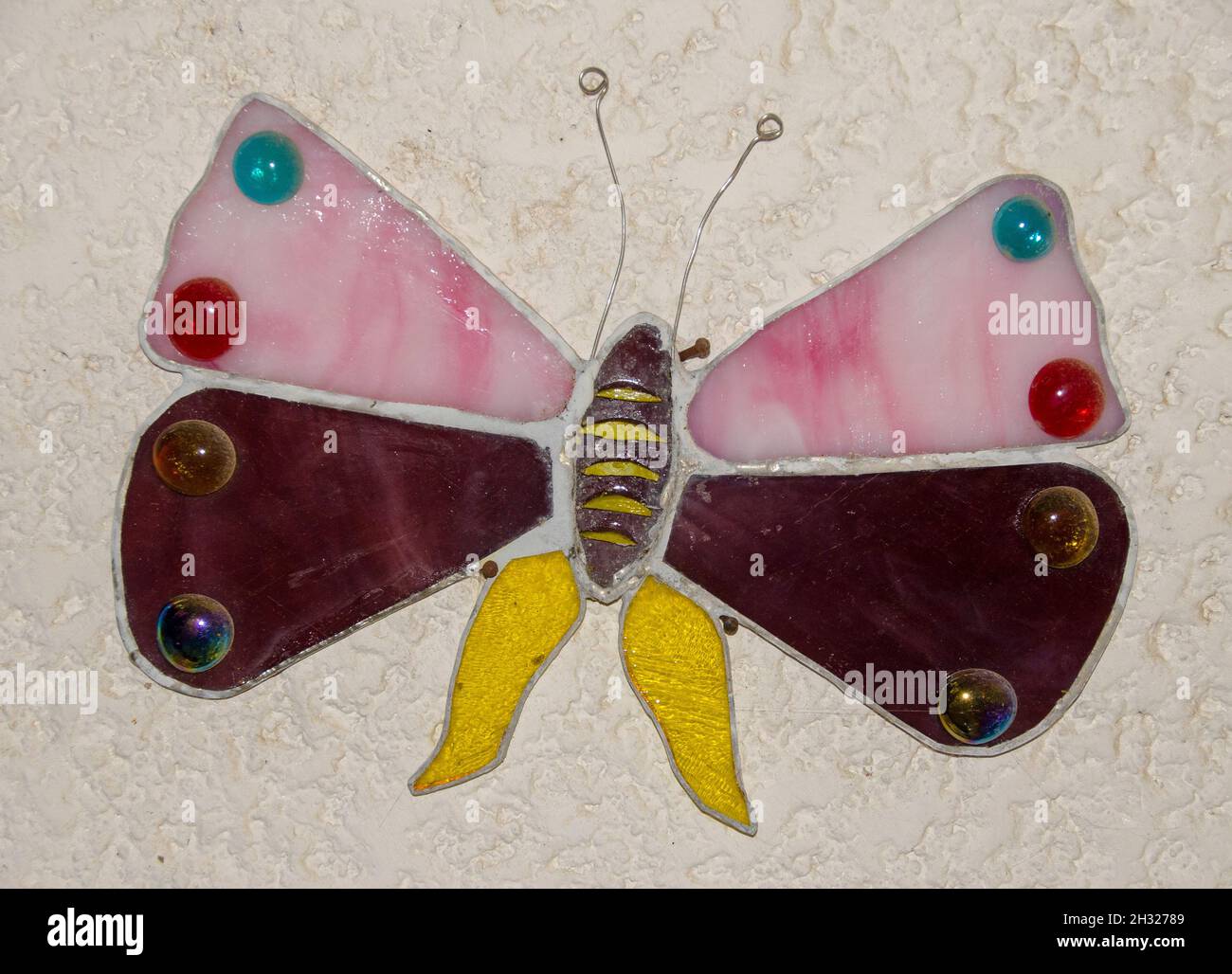 Figurina colorata di farfalla di vetro Foto Stock