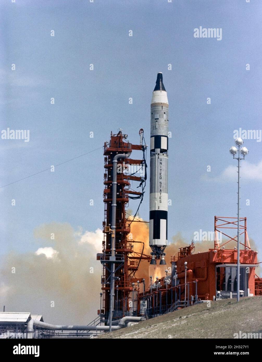 (8 aprile 1964) --- Gemini/Titan-II lancia il liftoff del veicolo #1 a Cape Kennedy, Florida. Foto Stock