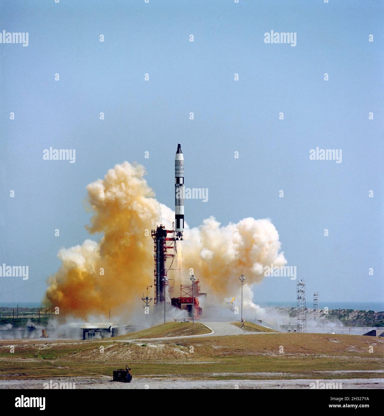 (3 giugno 1965) --- il Gemini-Titan 4 (GT-4) lancia il semaforo spaziale dal Pad 19 di Cape Kennedy alle 10:16 (EST) il 3 giugno 1965. La navicella spaziale GT-4 portava gli astronauti James A. McDivitt, pilota di comando, e Edward H. White II, pilota, in una missione di quattro giorni e 62 giri. Foto Stock