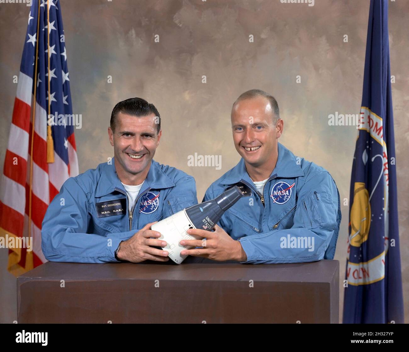 (4 novembre 1965) --- astronauti Charles Conrad Jr., (a destra) pilota di comando dell'equipaggio, e Richard F. Gordon Jr., pilota dell'equipaggio principale, per la missione orbitale terrestre Gemini-Titan XI (GT-11) Foto Stock