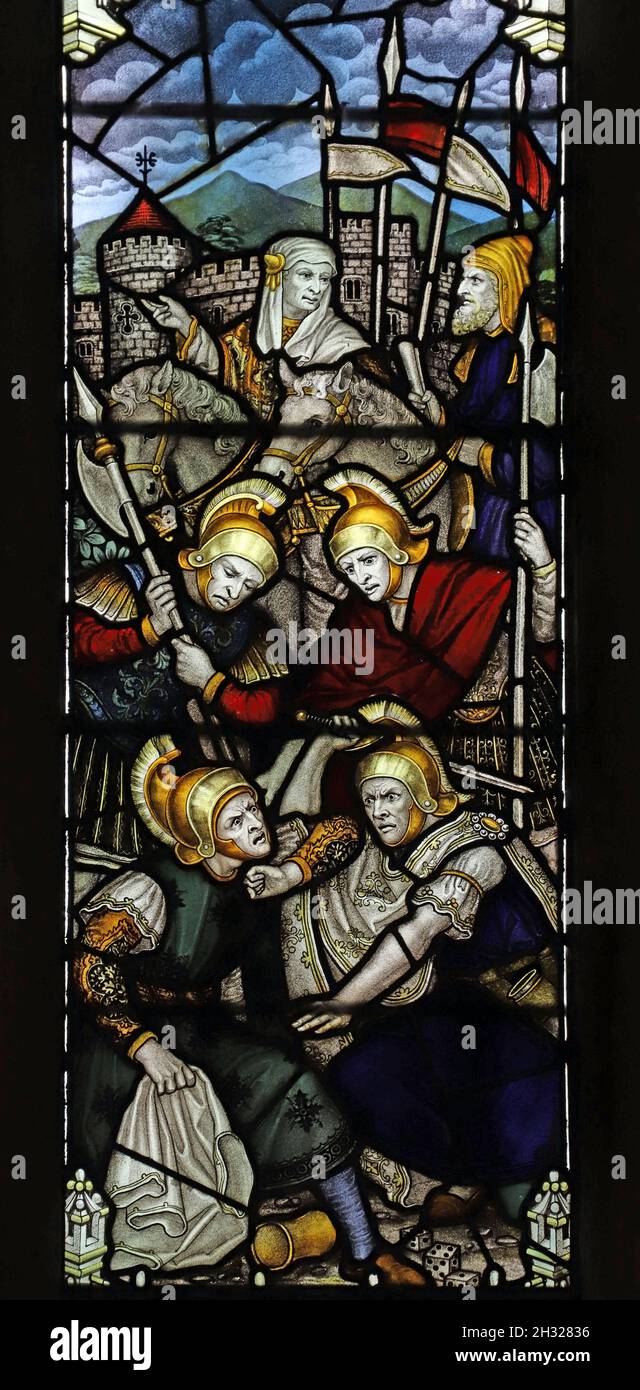 Una finestra di vetro colorato del Kempe Studio, raffigurante i soldati romani che combattono sulla Sindone di Cristo; la scena della Crocifissione, la Chiesa di King's Cliffe, Northampt Foto Stock