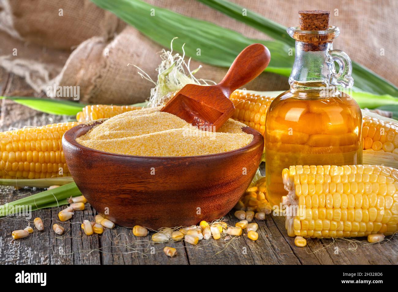Mais domestico appena raccolto con polenta grits e olio di mais Foto Stock