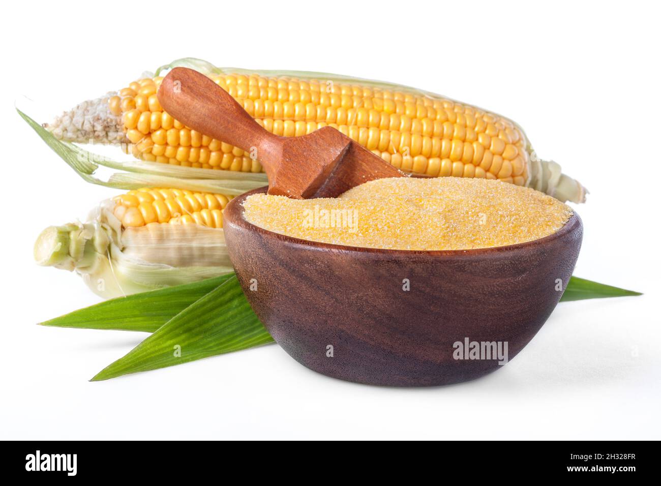 granoturco con polenta grits in una ciotola di legno su bianco Foto Stock