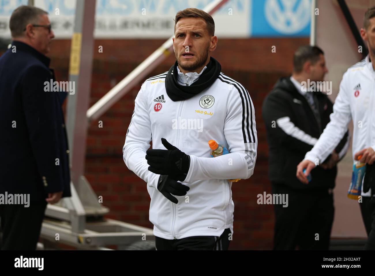 BARNSLEY, REGNO UNITO. 24 OTTOBRE Sheffield United's Billy Sharp (10) dirigendosi verso il banco di sostituzione prima della partita del Campionato Sky Bet tra Barnsley e Sheffield United a Oakwell, Barnsley domenica 24 Ottobre 2021. (Credit: Emily Moorby | MI News) Credit: MI News & Sport /Alamy Live News Foto Stock