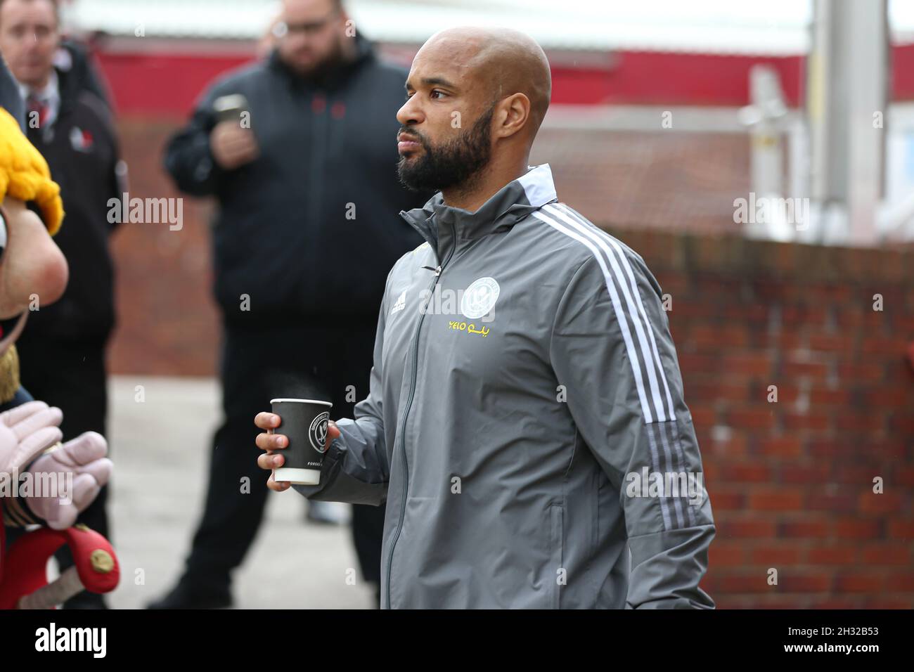 BARNSLEY, REGNO UNITO. 24 OTTOBRE David McGoldrick, Sheffield United (17), si dirige verso il banco di sostituzione prima della partita del Campionato Sky Bet tra Barnsley e Sheffield United a Oakwell, Barnsley domenica 24 ottobre 2021. (Credit: Emily Moorby | MI News) Credit: MI News & Sport /Alamy Live News Foto Stock