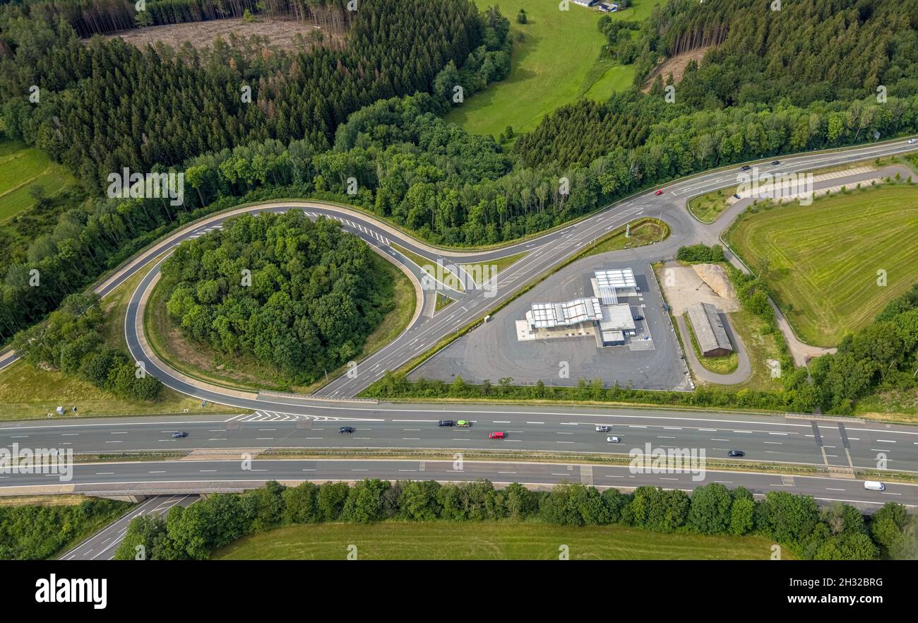 Vista aerea, svincolo autostradale di Drolshagen, autostrada A45 con distributore di benzina e rotonda sugli alberi, Germinghausen, Drolshagen, Sauerland, Renania settentrionale-Wes Foto Stock