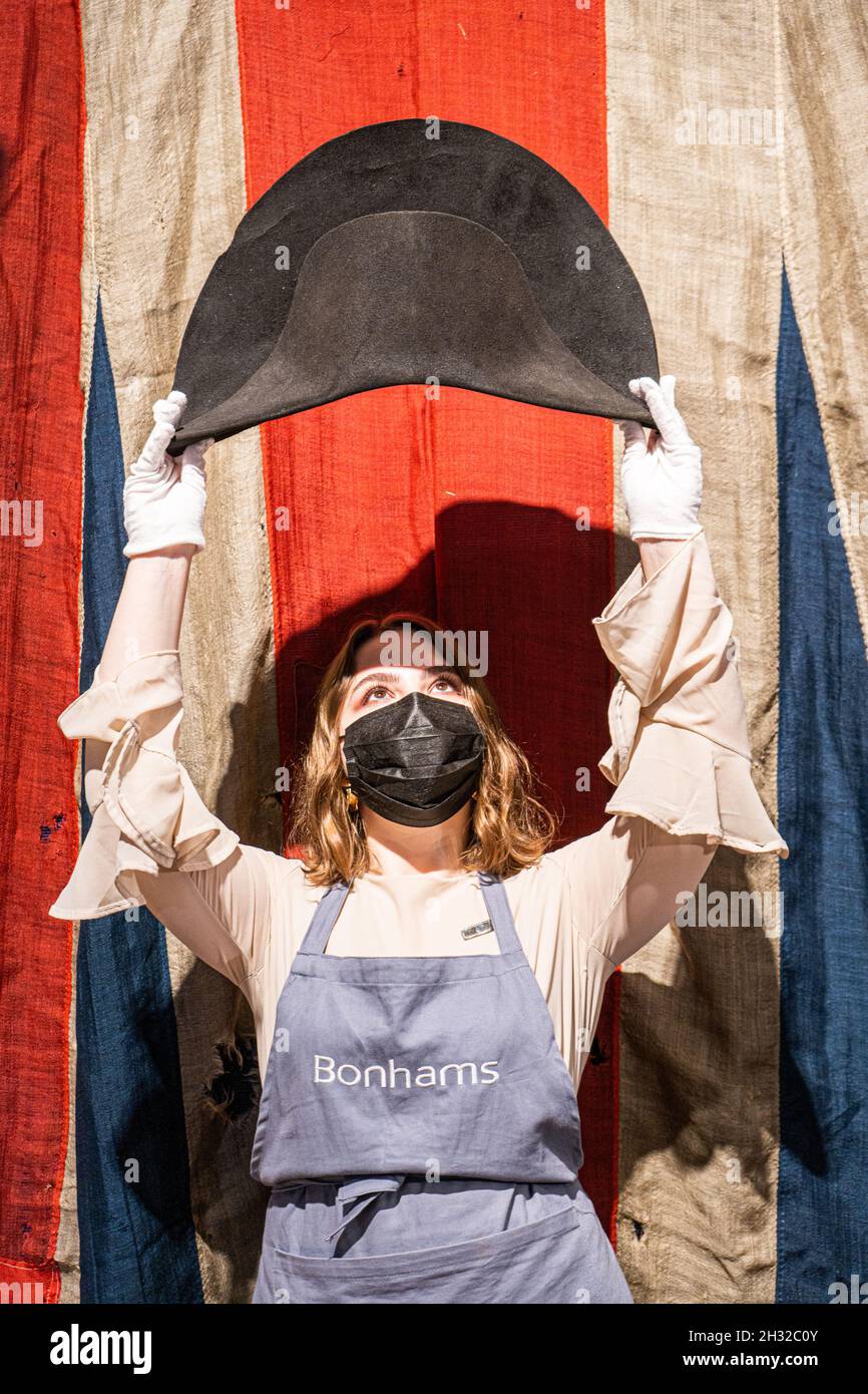 NEW BOND STREET LONDON, REGNO UNITO. 25 Ott 2021. Un CAPPELLO BICORNE SI RITIENE INDOSSATO DA NAPOLEONE BONAPARTE attribuito a Poupart & Cie, Parigi, circa 1806-07. Stima: GBP 100,000 - 150,000 Tobe offerto al Bonaparte-Napoleano Bonaparte la vendita britannica . L'asta di vendita prenderà il placeon 25 ottobre a Bonhams New Bond Street. Credit: amer Ghazzal/Alamy Live News Foto Stock