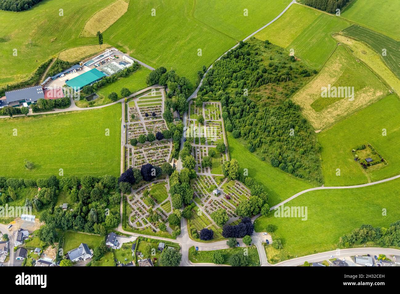 Veduta aerea, Old Cemetery e New Cemetery Annostraße, Drolshagen, Sauerland, Renania settentrionale-Vestfalia, Germania, Luogo di sepoltura, DE, Europa, cimitero, mem Foto Stock