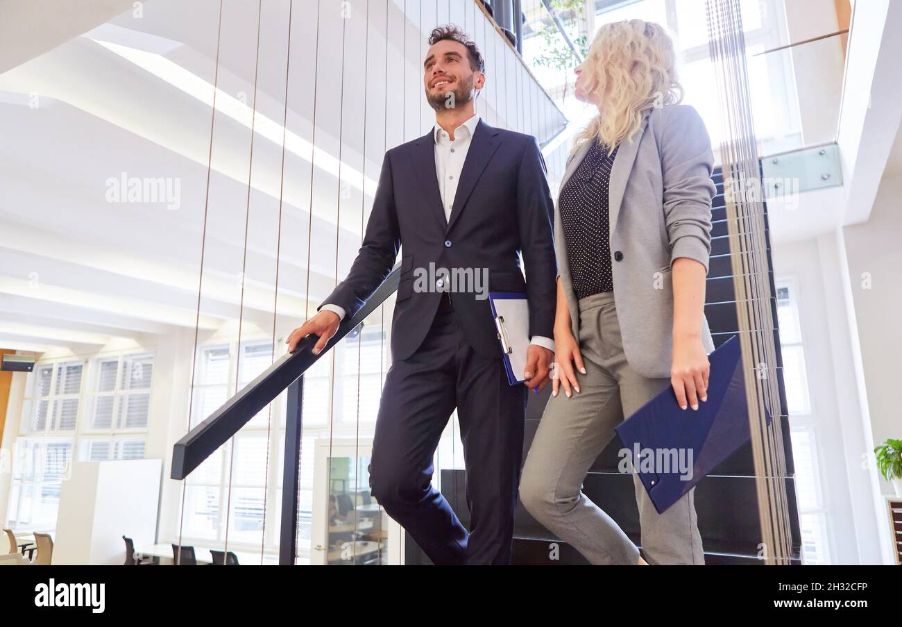 Gli uomini d'affari come consulenti di consulenza team con appunti in scala Foto Stock