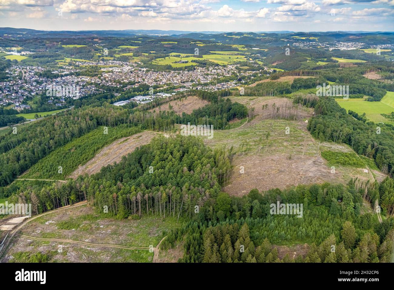 Vista aerea, zona boschiva con danni alla foresta, vista di Drolshagen, Sauerland, Renania settentrionale-Vestfalia, Germania, albero morte, abbaio danni coleotteri, abbaio barbabietola Foto Stock
