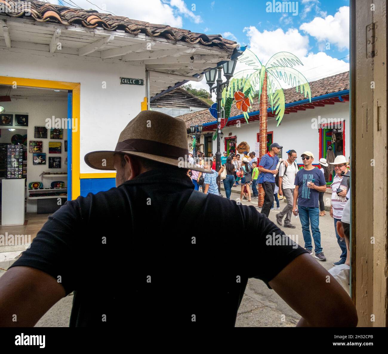 01-03-2019. Salento, Colombia; l'uomo guarda sulla folla alla tradizionale festa del Salento; Foto Stock