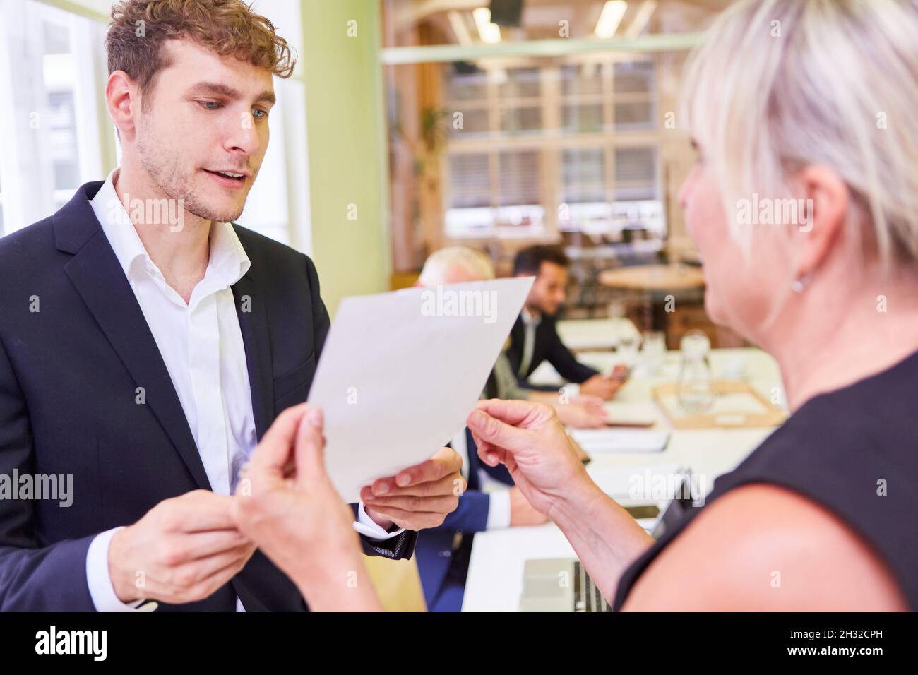 Il giovane uomo d'affari o studente riceve un certificato o un certificato Foto Stock