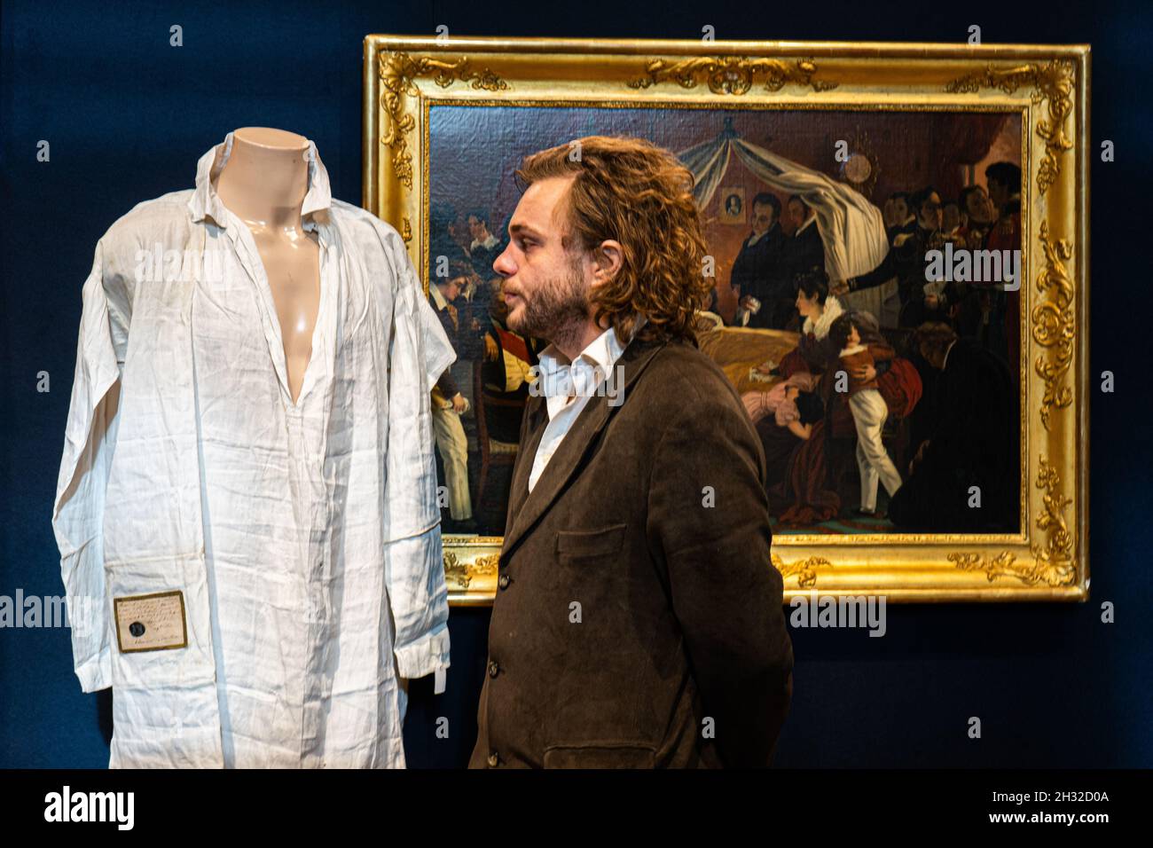 NEW BOND STREET LONDON, REGNO UNITO. 25 Ott 2021. UNA CAMICIA CHE SI CREDEVA FOSSE STATA INDOSSATA DA NAPOLEONE SULLA ST. HELENA, CIRCA 1820 stima: GBP 60,000 - 80,000 stima: GBP 250,000-300,000 offerta al Bonaparte Bonhams-Napolean la vendita britannica . L'asta di vendita prenderà il placeon 25 ottobre a Bonhams New Bond Street. Credit: amer Ghazzal/Alamy Live News Foto Stock