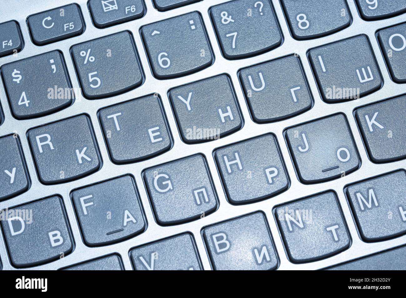 Frammento della tastiera del laptop, primo piano, con tonalità blu Foto Stock