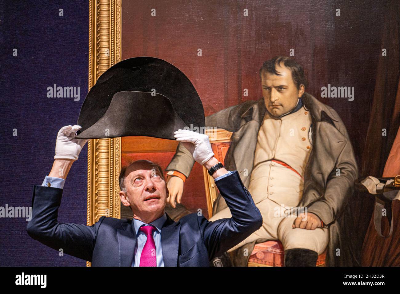 NEW BOND STREET LONDON, REGNO UNITO. 25 Ott 2021. Un CAPPELLO BICORNE SI RITIENE INDOSSATO DA NAPOLEONE BONAPARTE attribuito a Poupart & Cie, Parigi, circa 1806-07. Stima: GBP 100,000 - 150,000 Tobe offerto al Bonaparte-Napoleano Bonaparte la vendita britannica . L'asta di vendita prenderà il placeon 25 ottobre a Bonhams New Bond Street. Credit: amer Ghazzal/Alamy Live News Foto Stock