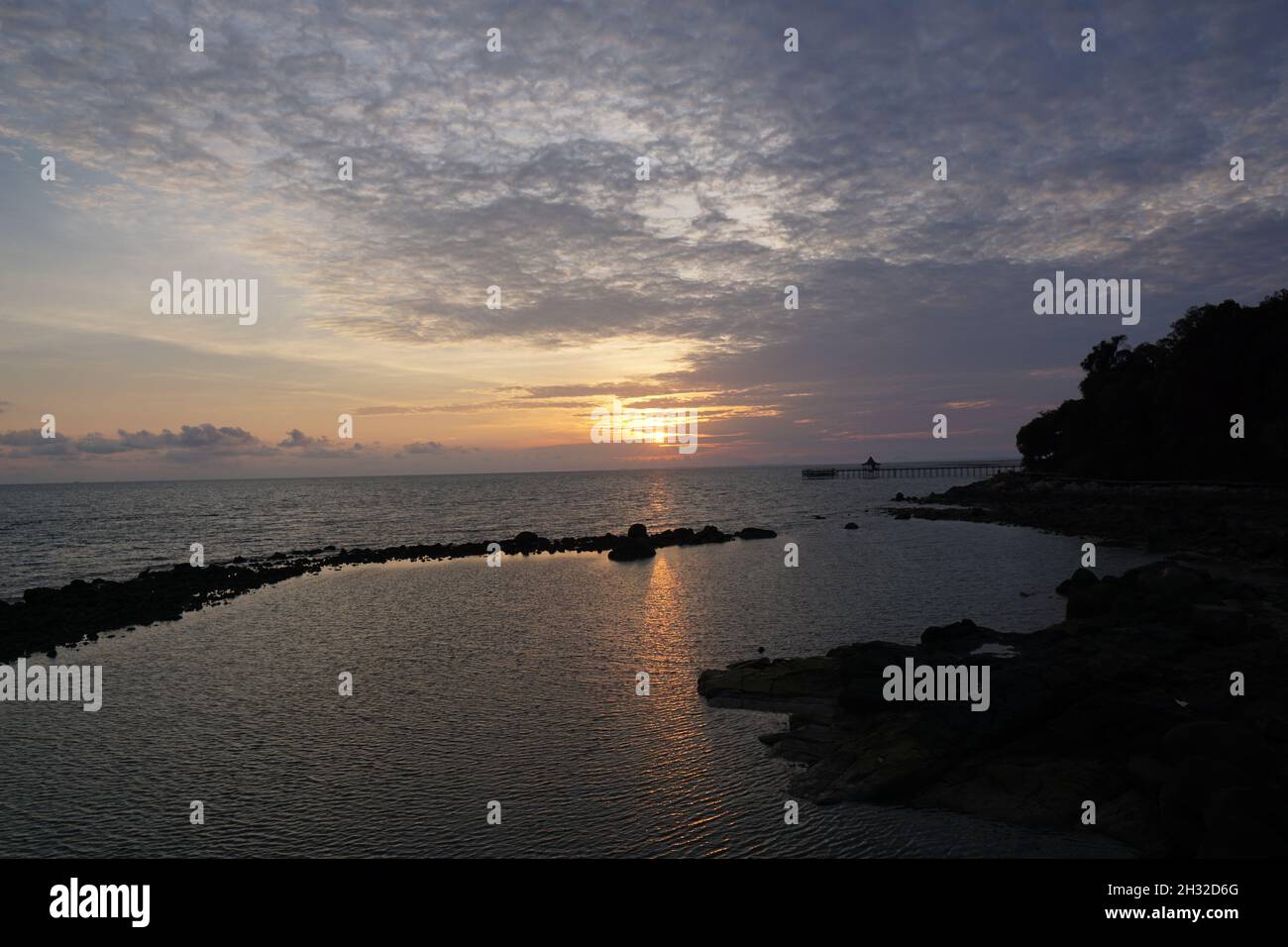 Guardando l'alba con una tazza di tè del mattino! Foto Stock