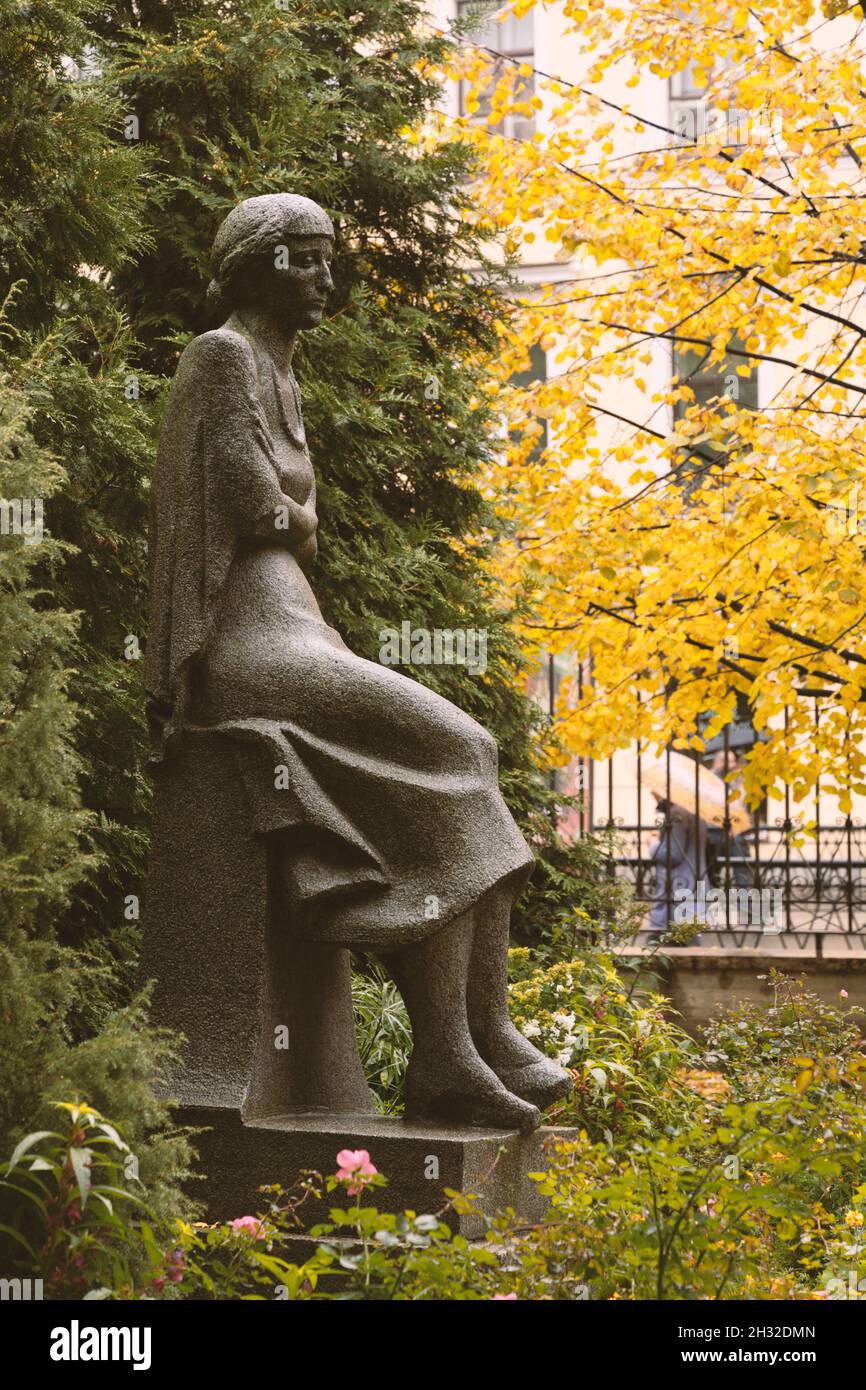 San Pietroburgo, Russia - 25 settembre 2021: In autunno un monumento al poeta russo Anna Akhmatova in profilo installato nel 1991 a Leningrad duri Foto Stock