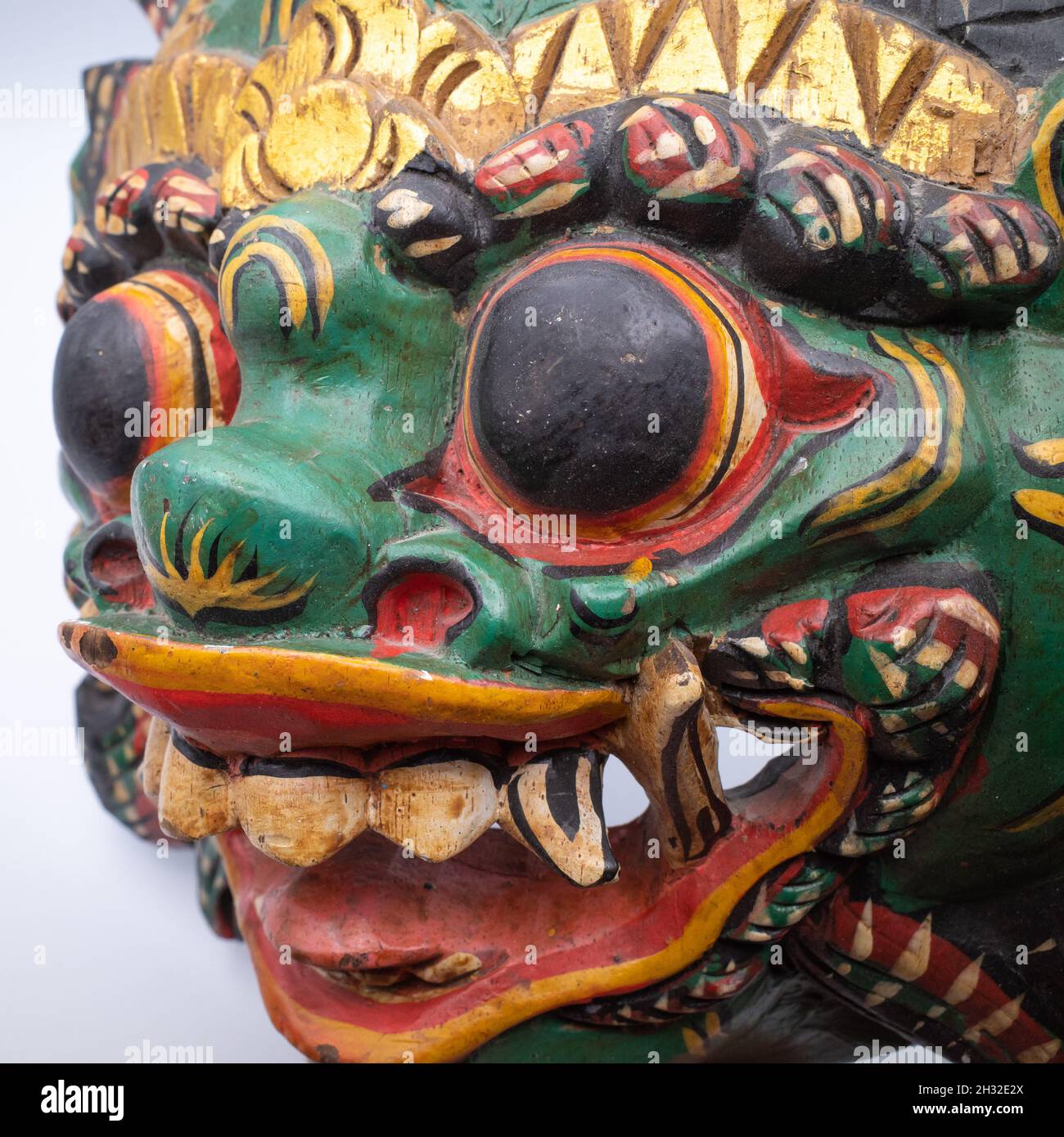 Grande maschera rituale in legno di Barong Keket intagliata in stile balinese Foto Stock