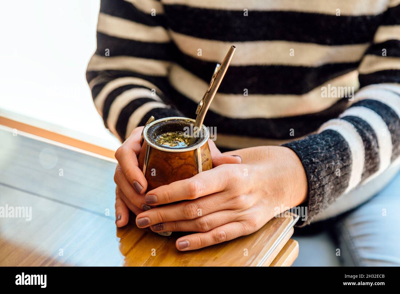 Giovane donna con un compagno nelle sue mani. Yerba Mate dell'Argentina. Foto Stock