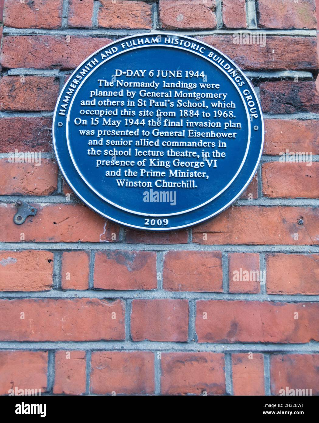 Targa blu e segnaletica all'esterno dell'ex sito della St Paul's School, Hammersmith Road, Hammersmith, Londra, Inghilterra, REGNO UNITO Foto Stock