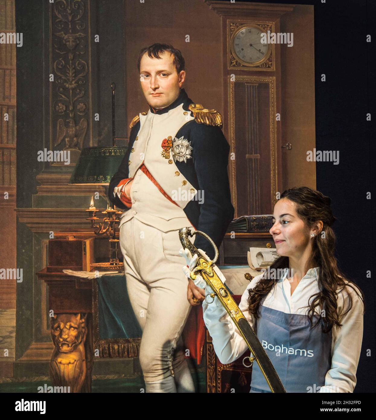 Londra UK 25 ottobre 2021 Un Sabre De Luxe imperiale di importanza storica e molto fine, appartenente al re Joseph Napoleone, Sovrano del Regno di Napoli. Manuale inciso Royale De Naples, circa 1806-08, catturato dopo la battaglia di Vitoria. Stima: £250,000 - 350,000. Paul Quezada-Neiman/Alamy Live News Foto Stock