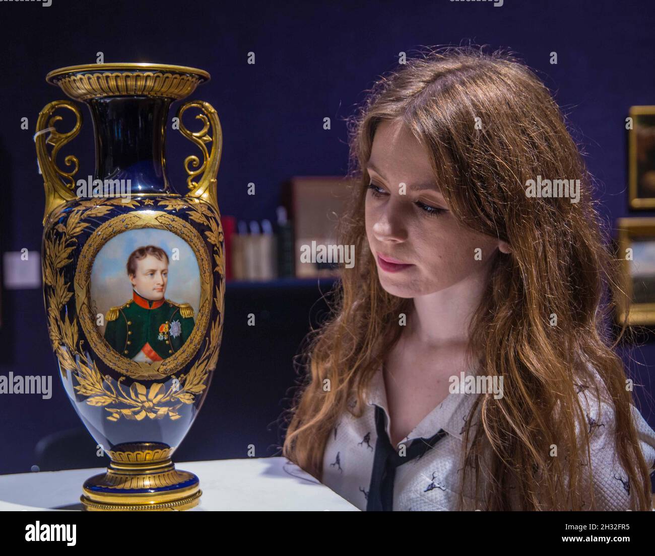 London UK 25 October 2021 Sevres Blue Ground Vase Etriusque, with Napoleon Portrait Est £30,000-40,000. Paul Quezada-Neiman/Alamy Live News Foto Stock