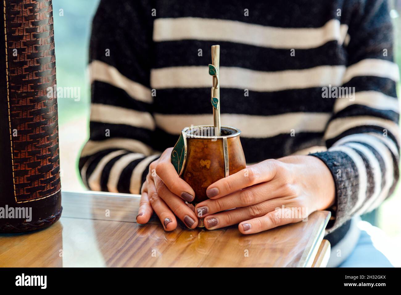 Donna con un compagno nelle sue mani. Pronto a bere. Yerba Mate dell'Argentina. Foto Stock