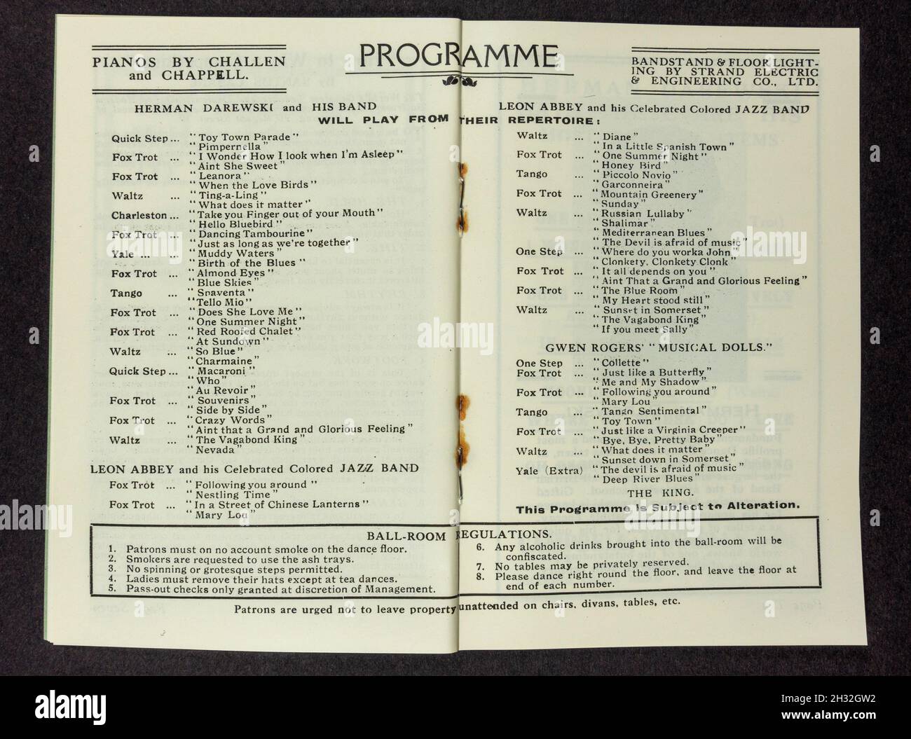 Programma giornaliero di danza/musica nelle pagine centrali del programma giornaliero 1920s per la sala da ballo Olympia, Stagione 1927-28 (replica). Foto Stock