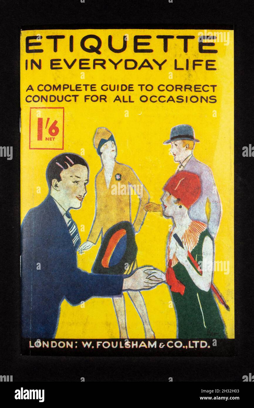 Prima pagina del libro degli anni '20 'Etiquette nella vita quotidiana' (replica). Foto Stock