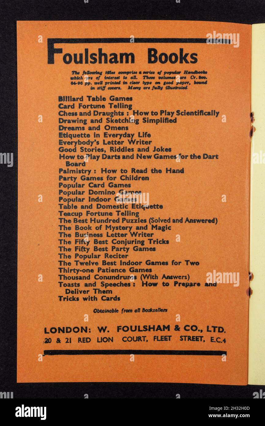 Annuncio per i manuali dalla libreria tascabile di Foulsham all'interno del libro 'Etiquette in Everyday Life' degli anni '20 (replica). Foto Stock