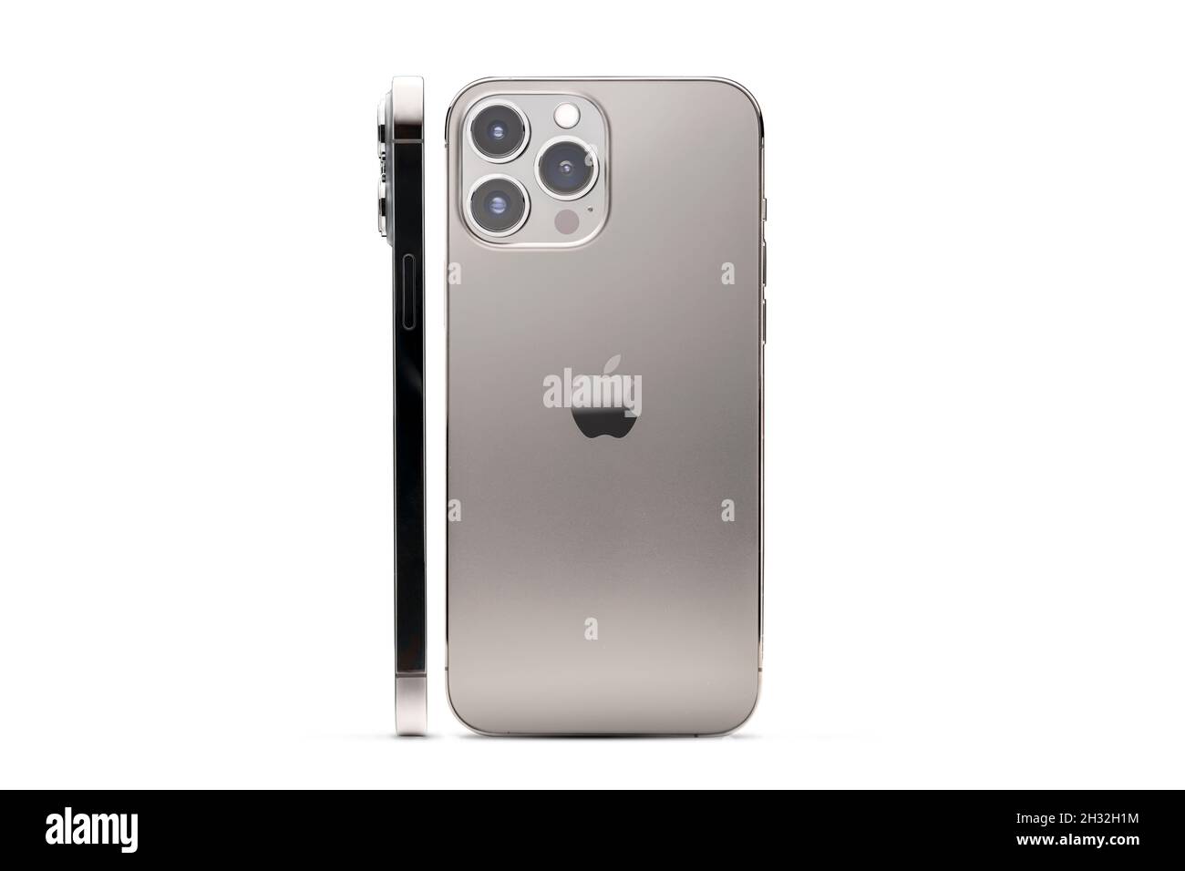 Nuovo telefono Apple iPhone 13 ProMax telefono è grigio su uno sfondo bianco, in profilo e pieno-faccia, primo piano, Krasnoyarsk Russia 22 ottobre 2020. Foto Stock
