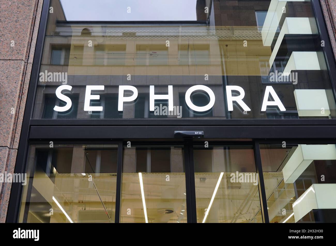 L'esterno di una catena di negozi francesi Sephora a Düsseldorf, Germania. Sephora è una catena di cosmetici francesi, fondata nel 1969. Foto Stock