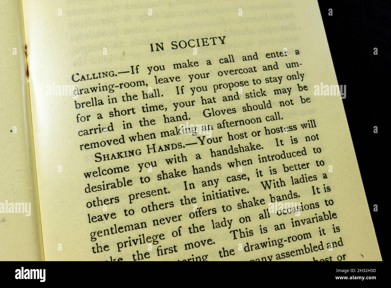 Il capitolo 'in Society', che include come scuotere le mani correttamente, il libro 'Etiquette in Everyday Life' degli anni '20 (replica). Foto Stock
