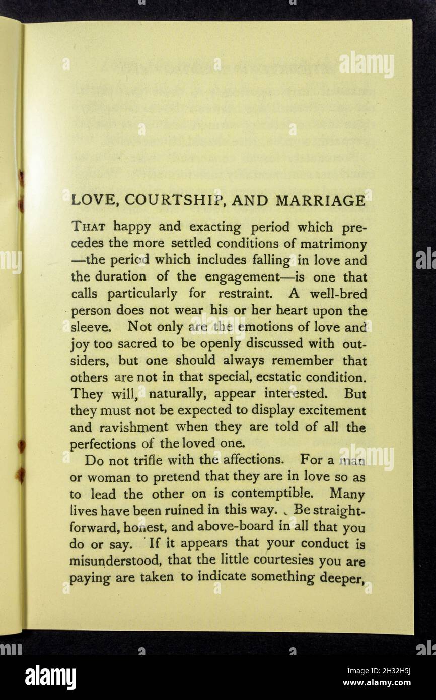 Capitolo su 'Amore, Courtship e matrimonio' all'interno degli anni '20 'Etiquette nella vita quotidiana' opuscolo (replica). Foto Stock