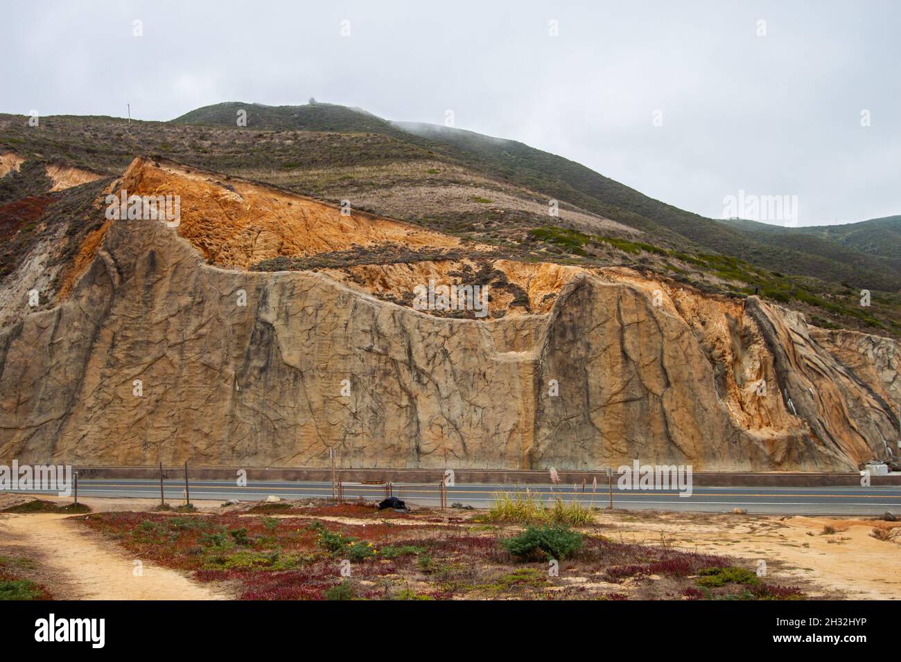 Maestose pareti di scogliera e colline sopra la strada | bellissimo paesaggio lungo Pacific Coast Highway (Route 1, California) | viste panoramiche lungo l'autostrada 1 Foto Stock