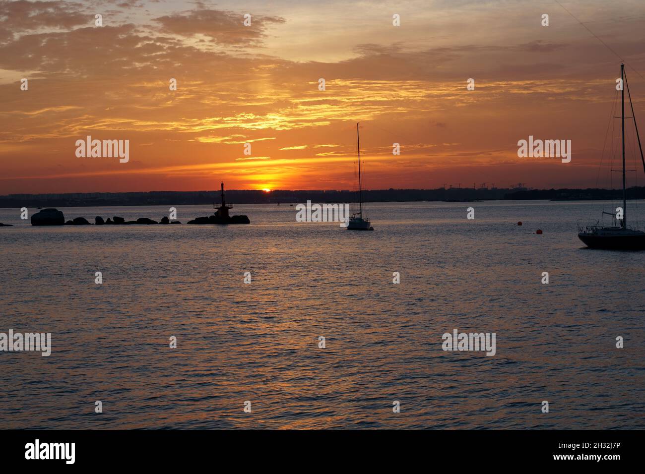Un momento in cui il sole tramonta per la giornata alla spiaggia di Changi Foto Stock