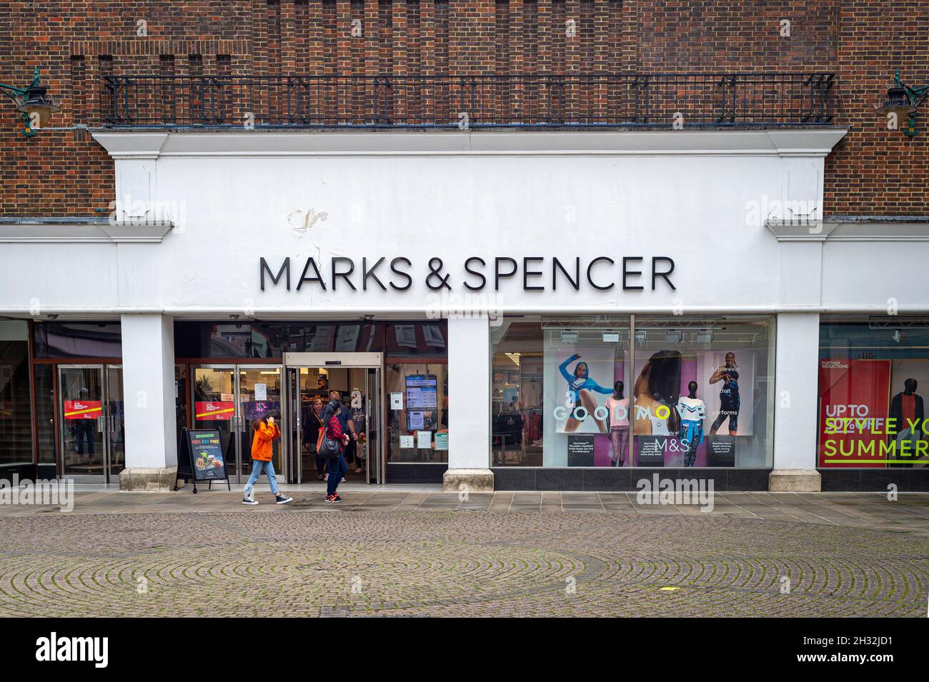 Negozio di abbigliamento Marks and Spencer a Salisbury, Wiltshire, Regno Unito Foto Stock