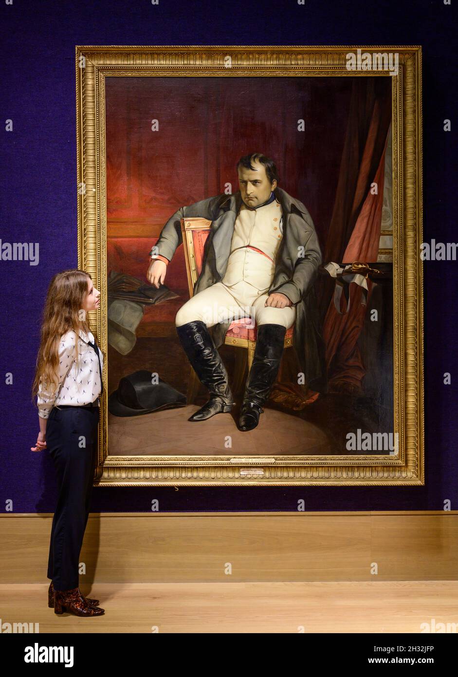 Bonhams, Londra, Regno Unito. 25 ottobre 2021. Oggetti personali e manufatti del periodo napoleonico includono dipinti, manoscritti, cappello Bicorne, cina e medaglie. Immagine: Una maschera di morte in marmo di Napoleone, ca.1826. Stima: £5,000-8,000. Credit: Malcolm Park/Alamy Live News Foto Stock